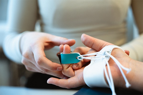 Ergotherapeutische Behandlung der Hand mit einer Schiene in Battenberg.