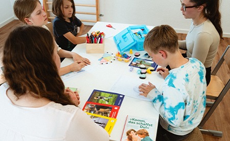 Kinder und Therapeutinnen bei einem ergotherapeutischen Gruppenangebot in Battenberg.