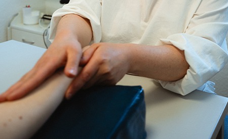 Physiotherapeutische Behandlung in der Praxis Schirru in Battenberg.