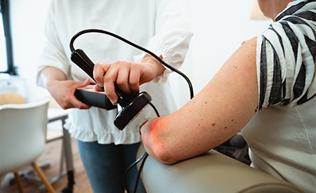Wärmetherapie in der Physiotherapie der Praxis Schirru in Battenberg.