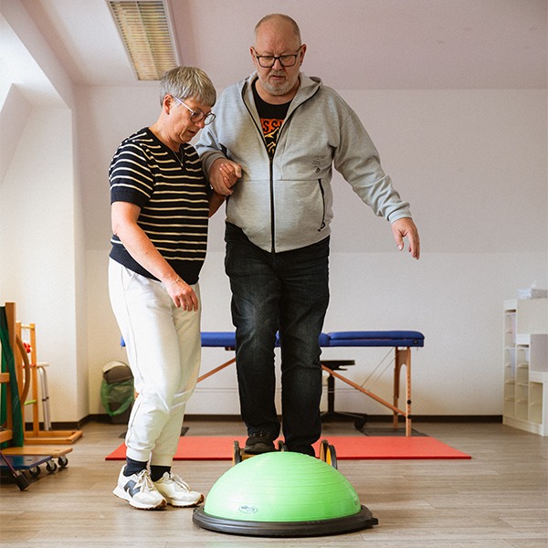 Physiotherapeutische Behandlung in der Praxis Schirru in Allendorf.