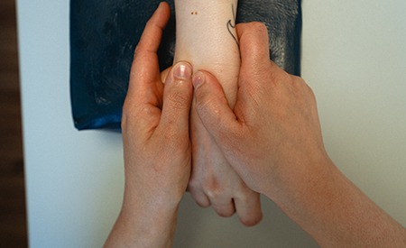 Physiotherapeutische Behandlung in der Praxis Schirru in Battenberg.