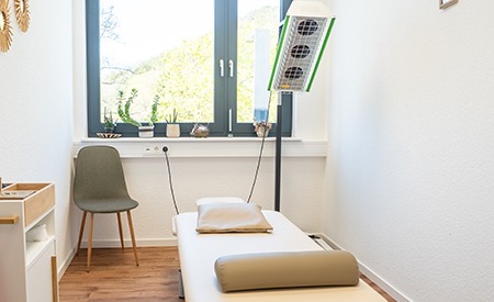 Wärmetherapie in der Physiotherapie der Praxis Schirru in Battenberg.