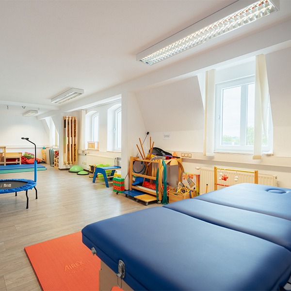 Therapieraum für Behandlungen in der Praxis Schirru in Allendorf.