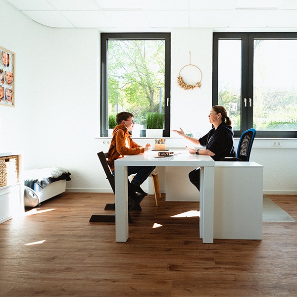 Raum der logopädischen Praxis im Haus der Praxis Schirru in Battenberg.