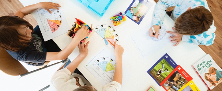 Kinder bei einer ergotherapeutischen Übung in der Praxis Schirru in Battenberg.