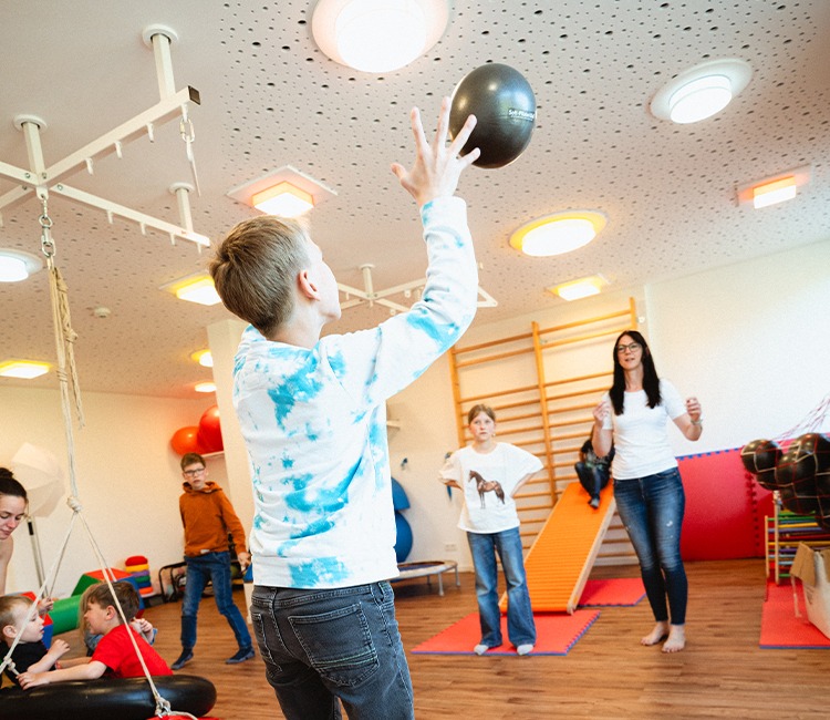 Kinder beim Kinderturnen im Kursraum der Praxis Schirru in Battenberg.