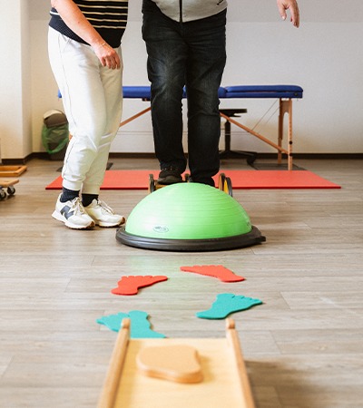Physiotherapie-Übung zur Balance und Bewegung am Standort Allendorf.